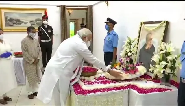 ବାସଭବନରେ ପହଞ୍ଚି ପୂର୍ବତନ ରାଷ୍ଟ୍ରପତି ପ୍ରଣବ ମୁଖାର୍ଜୀଙ୍କୁ ଶ୍ରଦ୍ଧାଞ୍ଜଳି ଦେଲେ ପ୍ରଧାନମନ୍ତ୍ରୀ ନରେନ୍ଦ୍ର ମୋଦୀ