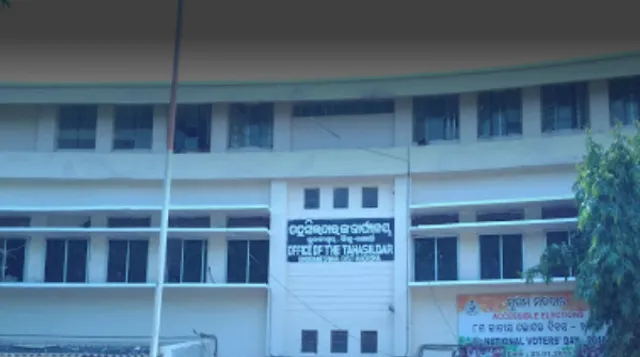 ତହସିଲ୍‌ କାର୍ଯ୍ୟାଳୟ ଭିତରୁ ତାଲା, ଉତ୍ତେଜନା ପରେ ଲାଗୁ ହେଲା ଟୋକନ ବ୍ୟବସ୍ଥା