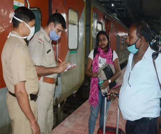 ବସ୍ କିଂବା ଟ୍ୟାକ୍ସିରେ ଯିବାକୁ ମନା କରିବାରୁ ଏକାକିନୀ ଆଇନ୍ ଛାତ୍ରୀଙ୍କୁ ନେଇ ରାଞ୍ଚିରେ ପହଞ୍ଚିଲା ରାଜଧାନୀ ଏକ୍ସପ୍ରେସ୍