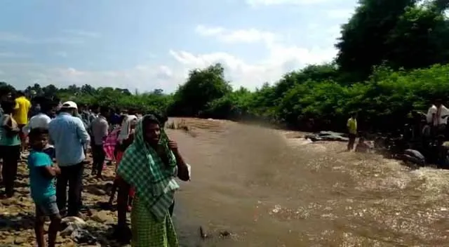 ଗାଧୋଇବା ବେଳେ ପାଣିର ପଥର ସନ୍ଧିରେ ଫସିଗଲା ୫ବର୍ଷ ଶିଶୁର ଗୋଡ଼