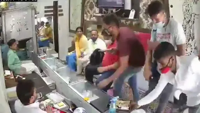 ଦୋକାନରେ ପଶି ହାତକୁ ସାନିଟାଇଜ କରି ଦୁର୍ବୃତ୍ତ ଲୁଟି ନେଲେ ୩୫ ଲକ୍ଷ ଟଙ୍କାର ଅଳଙ୍କାର