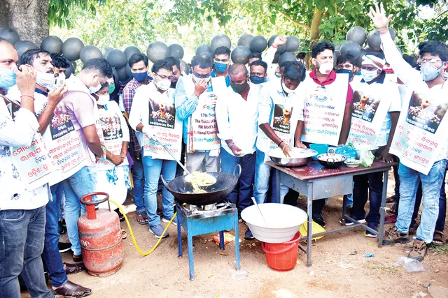 ବେରୋଜଗାର ଦିବସ ପାଳିଲା ଯୁବ କଂଗ୍ରେସ : ପକୁଡ଼ି ଛାଣି ବାଣ୍ଟିଲେ