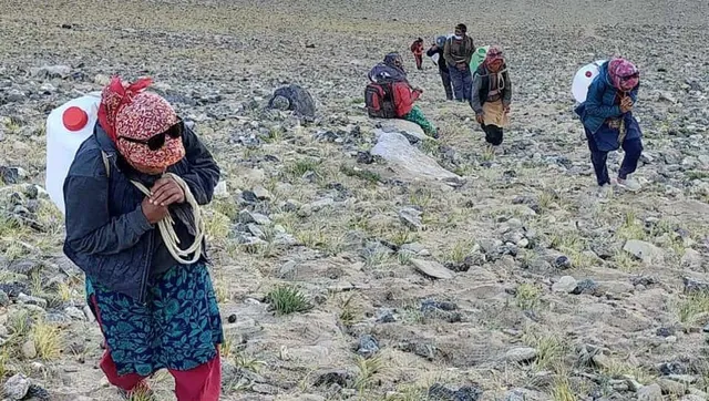 ଚୁସ୍‌ହୁଲ୍‌ର ଅପହଞ୍ଚ ଉଚ୍ଚତାରେ ଭାରତୀୟ ଯବାନଙ୍କୁ ପାଣି ଓ ଅନ୍ୟାନ୍ୟ ଅତ୍ୟାବଶ୍ୟକ ସାମଗ୍ରୀ ଯୋଗାଉଛନ୍ତି ସ୍ଥାନୀୟ ଅଧିବାସୀ