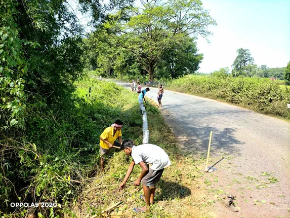 ଗ୍ରାମ୍ୟ ରାସ୍ତା ସଫା କଲେ ଗ୍ରାମବାସୀ