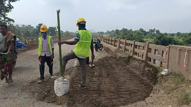 କାମାକ୍ଷାନଗର:  ଭୁଶୁଡି ପଡ଼ିଲା ରାମିଆଳ ସେତୁ, ବାଇକ୍‌ ସହ ଗାତରେ ପଡ଼ିଲେ ଆରୋହୀ