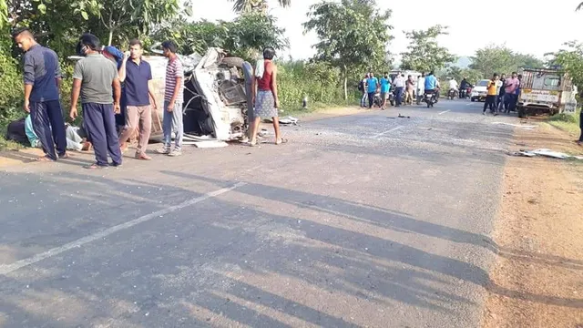 ସିରିଜ ଦୁର୍ଘଟଣା: ତିନି ଗାଡିକୁ ଧକ୍କା ଦେଇ ଓଲଟି ପଡିଲା ଟାଟା ଏସି, ୩ ଆହତ