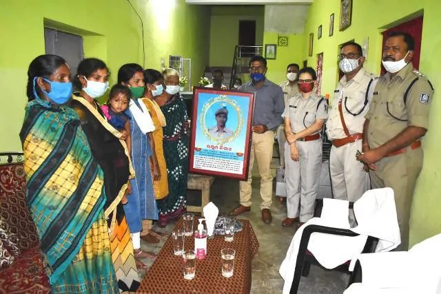 ସହିଦ ପୁଲିସ କର୍ମଚାରୀଙ୍କ ପରିବାରକୁ ଭେଟିଲେ ଏଡିଜି