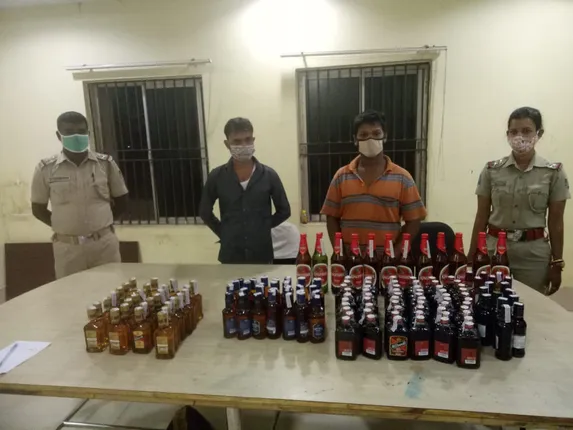 ୧୪୫ ବିଦେଶୀ ମଦ ବୋତଲ ଓ କାର ଜବତ, ୨ ଅଭିଯୁକ୍ତ ଗିରଫ