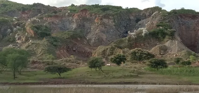 ପଥର ଖାଦାନରେ ପ୍ରଶାସନର ଚଢ଼ାଉ: ୨ ଅଟକ, ମେସିନ୍‌ ଓ ଟିପର ଜବତ
