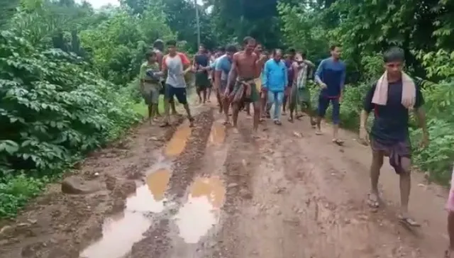 ଜନତାଙ୍କ ଆକ୍ରୋଶର ଶିକାର ହେଲେ ସରପଞ୍ଚ, ରାସ୍ତା କାମ କରିନଥିବାରୁ ଜୋତା ‌ଖୋଲି କାଦୁଅରେ ଚଲାଇଲେ ଗ୍ରାମବାସୀ