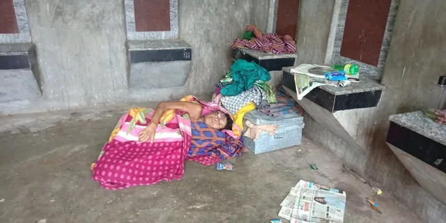 ଯାତ୍ରୀ ବିଶ୍ରାମଗାରରେ ପଡି ରହିଛନ୍ତି ଅସହାୟ ମହିଳା, ଝିଅ ଜରି ଗୋଟାଇଲେ ଉଭୟଙ୍କୁ ଆହାର ଜୁଟେ