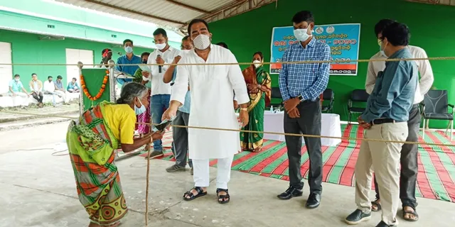 ଭଞ୍ଜନଗର : ଦଶହରା ପୂର୍ବରୁ ଭତ୍ତା ବଣ୍ଟନ, ୩୨୧ ହିତାଧିକାରୀଙ୍କୁ ଭତ୍ତା ବାଣ୍ଟିଲେ ମନ୍ତ୍ରୀ ବିକ୍ରମ କେଶରୀ ଆରୁଖ