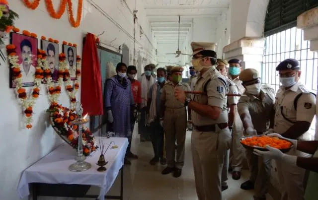 ବାରିପଦା ଟାଉନ ଥାନାରେ ସହିଦଙ୍କ ଫଟୋଚିତ୍ର ଉନ୍ମୋଚନ କଲେ ଏସପି