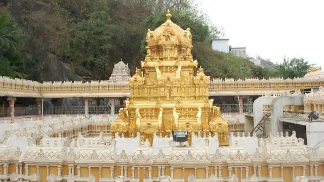 ପାହାଡ଼ରୁ ପଥର ଖଣ୍ଡ ଖସି ବିଜୟୱାଡ଼ା କନକଦୁର୍ଗା ମନ୍ଦିର ପରିସରରେ ଥିବା ଘର ଧ୍ବଂସ, କିଛି ଲୋକ ପୋତିହୋଇ ପଡ଼ିଥିବା ଆଶଙ୍କା