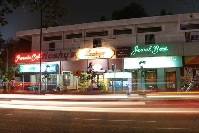 ପରେଡ୍‌ସ କାଫେ ସହ ଛନ୍ଦା‌ଛନ୍ଦି ଜୀବନ