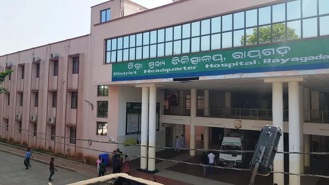 ରାୟଗଡ଼ା : ଅସୁସ୍ଥଙ୍କ ଚିକିତ୍ସା ପାଇଁ ଆନ୍ଧ୍ର ଭରସା, ୧୨ ଲକ୍ଷ ଲୋକଙ୍କ ପାଇଁ ଅଛନ୍ତି ଶହେ ଡାକ୍ତର