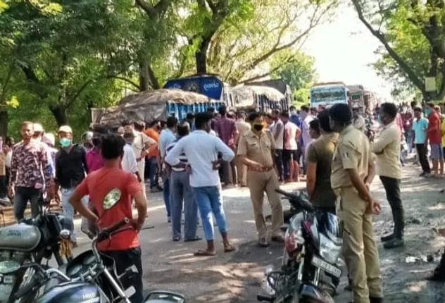 ବାଇକ୍‌ ଆରୋହୀଙ୍କୁ ଧକ୍କା ଦେଲା ମିନି ଟ୍ରକ୍‌, ଯୁବକଙ୍କ ମୃତ୍ୟୁ ପରେ କ୍ଷତିପୂରଣ ଓ ରାସ୍ତା ମରାମତି ଦାବିରେ ଉତ୍ତେଜନା