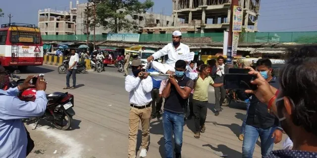 ୟୁପିର  ଅର୍ଥି ବାବା: ପ୍ରଚାରର ଅଭିନବ ଶୈଳୀ ତାଙ୍କୁ ଚର୍ଚ୍ଚାରେ ରଖୁଛି, ହେଲେ ନିର୍ବାଚନ ହାରିଲେଣି ୧୧ ଥର