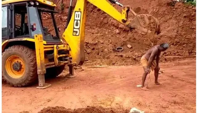 ବଡ଼ ବିଚିତ୍ର; ଦେଖନ୍ତୁ ଜଣେ ବୃଦ୍ଧ କିପରି ଜେସିବି ସାହାଯ୍ୟରେ କୁଣ୍ଡାଉଛନ୍ତି ନିଜ ପିଠି