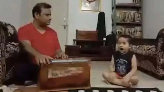 ଗୀତ ଶିଖୁଶିଖୁ ପିତାଙ୍କୁ ଗାଳି ଦେଉଥିବା ଶିଶୁର ଭିଡିଓ ସେୟାର କଲେ ଅମିତାଭ