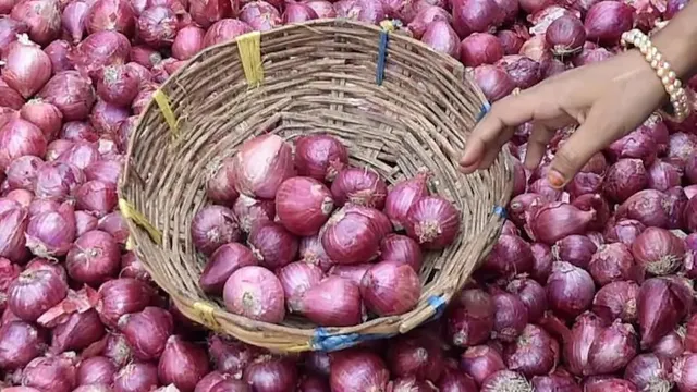 ପିଆଜ ମୂଲ୍ୟ ହ୍ରାସ ଓ ଉପଲବ୍ଧତା ବଢାଇବାକୁ ସରକାରଙ୍କ ପଦକ୍ଷେପ : ବଫର ଷ୍ଟକରୁ ପିଆଜ ବଜାରକୁ ଛାଡିବା ପ୍ରକ୍ରିୟା ତ୍ବରାନ୍ବିତ