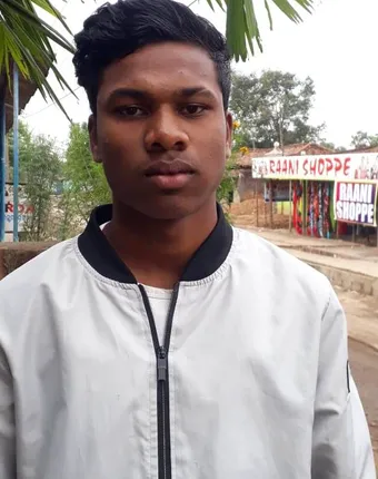 ସେଲ୍ସମ୍ୟାନଙ୍କ ମାନବିକତା; ଅଳିଆଗଦାରୁ ପାଇଥିବା ଟଙ୍କାକୁ ସୁରକ୍ଷିତ ଭାବେ ମାଲିକଙ୍କୁ ଫେରାଇ ଦେଲେ