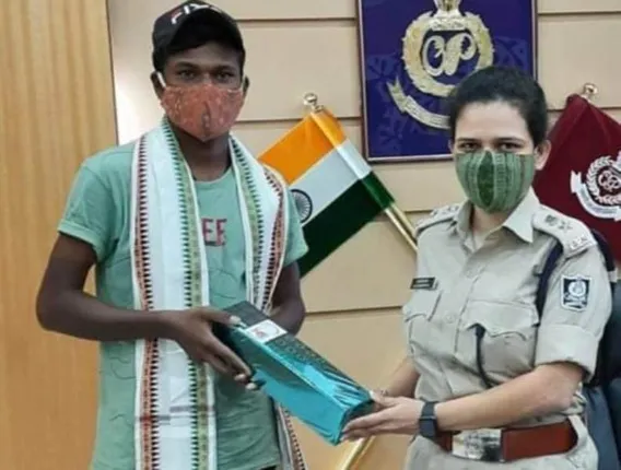 ବିବେକଙ୍କୁ ମୁଖ୍ୟମନ୍ତ୍ରୀଙ୍କ କାର୍ଯ୍ୟାଳୟରୁ ପ୍ରଶଂସା: ରାସ୍ତାରୁ ପାଇଥିବା ୨୨ ହଜାର ଫେରାଇ ଥିଲେ, ସମ୍ମାନିତ କଲେ ଏସ୍‌ପି