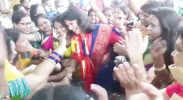 ଅପରାଜିତାଙ୍କ ଜନ୍ମଦିନ ଭିଡିଓ ଭାଇରାଲ୍‌ : କୋଭିଡ୍ ନିୟମ ଭାଙ୍ଗି ଅଡ଼ୁଆରେ