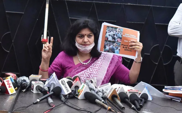 ଲୋକଙ୍କ ଅନୁରୋଧରେ ଭାବନାତ୍ମକ ହୋଇ ୨ ମିନିଟ୍ ଲାଗି ମାସ୍କ ଓହ୍ଲାଇ ସେମାନଙ୍କ ଗହଣକୁ ଆସିଥିଲି, ଆଗାମୀ ଦିନରେ କୋଡିଡ୍ ଆଇନ ଉଲ୍ଲଂଘନ ହେବ ନାହିଁ : ଅପରାଜିତା