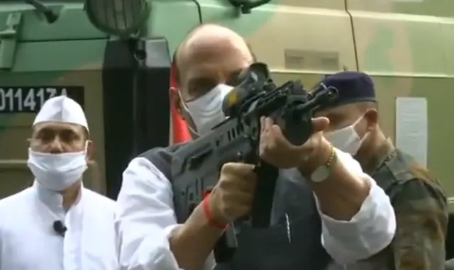 ରାଜନାଥ ଧରିଥିବା ଏହି ବନ୍ଧୁକର ବିଶେଷତ୍ୱ ଜାଣିଲେ ଆପଣ ବି ଆଶ୍ଚର୍ଯ୍ୟ ହୋଇଯିବେ