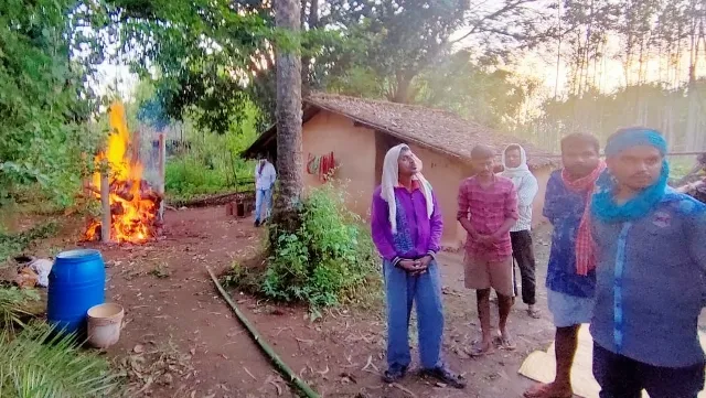 ବୃଦ୍ଧାଙ୍କୁ ମିଳିଲାନି ମଶାଣି, ୧୫ ଘଣ୍ଟା ପରେ ଘର ବାଡ଼ିରେ ଶବଦାହ କଲେ ପରିବାର ଲୋକେ