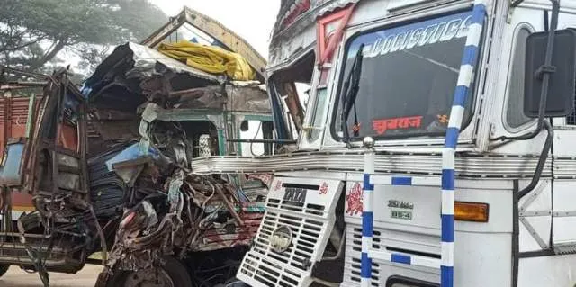 ଦୁଇ ଟ୍ରକ୍ ମୁହାଁମୁହିଁ ଧକ୍କା: ଜଣେ ଚାଳକଙ୍କ ପ୍ରାଣହାନି, ଆଉ ଜଣେ ଗୁରୁତର