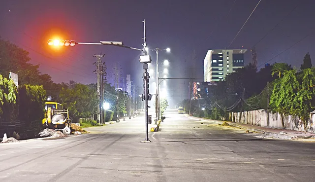 ରାତିର ରାଜଧାନୀ : ମୁକୁଳା ରାଜପଥ, ହୁଗୁଳା ପାଟ୍ରୋଲିଂ