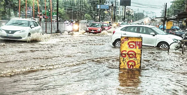 ଲଘୁଚାପଜନିତ ବର୍ଷାରେ ଭାସିଲା ରାଜଧାନୀ