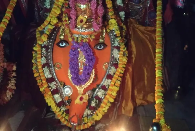 ଆଶ୍ୱିନ ପୂର୍ଣ୍ଣିମାରେ ମା’ ସମଲେଶ୍ୱରୀଙ୍କ ରାଜାରାଜେଶ୍ୱରୀ ବେଶ। (ଫଟୋ: ଜ୍ଞାନରଂଜନ, ସମ୍ବଲପୁର)