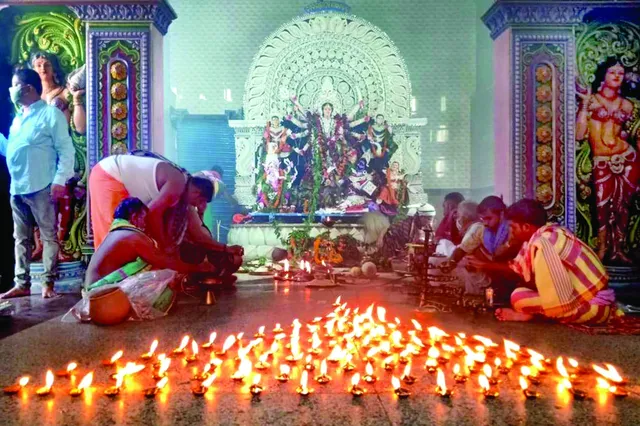 କଟକ ଶେଖ୍‌ବଜାର ପୂଜା ମଣ୍ଡପରେ ଦୁର୍ଗା ମା’ଙ୍କୁ ମହାଷ୍ଟମୀ ପୂଜା କରୁଛନ୍ତି ସେବାୟତ। (ଫଟୋ: ଚିତ୍ତ)
