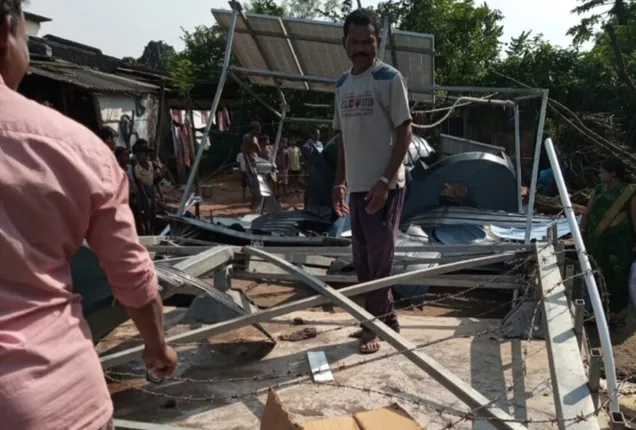 କନ୍ଧମାଳରେ ଭୁଶୁଡିଲା ପାଣି ଟାଙ୍କି: ଅଳପକେ ବର୍ତ୍ତିଲେ ୩ ଶିଶୁ, ନିମ୍ନମାନର କାମକୁ ଗ୍ରାମବାସୀଙ୍କ ବିରୋଧ