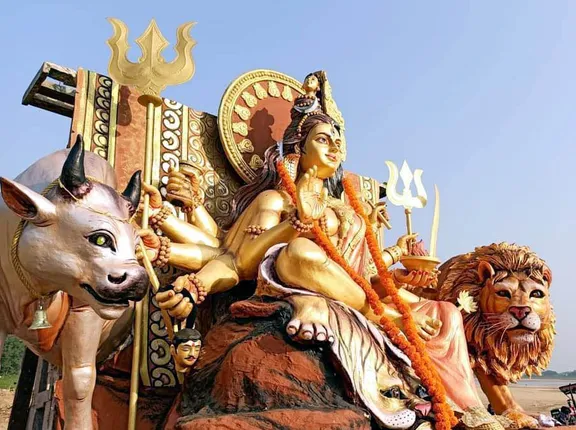 ଫଟୋରେ ଦେଖନ୍ତୁ ମହାମାୟୀଙ୍କ ମେଲାଣିର ଦୃଶ୍ୟ: ବିଦାୟ ନେଲେ ମା’ ଦୁର୍ଗା