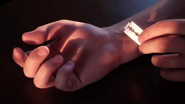 ବିଚ୍‌ ରାସ୍ତାରେ ବ୍ଲେଡ଼୍‌ରେ ହାତ କାଟିଲେ ବିଧବା ଯୁବତୀ