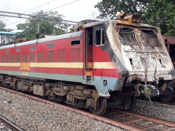 ମେଣ୍ଟେନାନ୍‌ସ ଇଞ୍ଜିନ୍‌-ସମଲେଶ୍ୱରୀ ଟ୍ରେନ୍‌ ଦୁର୍ଘଟଣା ମାମଲା : ଦୁଇ ଷ୍ଟେସନ ପରିଚାଳକ ଚାକିରିରୁ ବହିଷ୍କୃତ