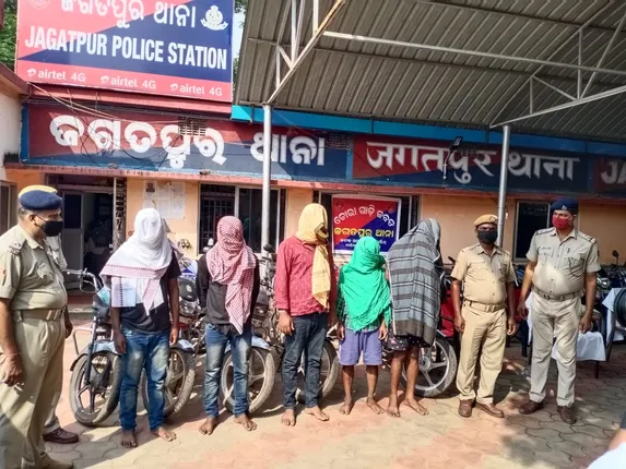 କଟକରୁ କୁଖ୍ୟାତ ଗାଡ଼ିଚୋରି ଗ୍ୟାଙ୍ଗର ୫ ସଦସ୍ୟ ଗିରଫ, ୩୪ଟି ବାଇକ୍‌ ଜବତ