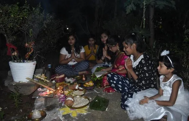 କୁମାର ପୂର୍ଣ୍ଣିମା ଅବସରରେ କୁମାରୀମାନଙ୍କ ପୂଜାର୍ଚ୍ଚନା। (ଫଟୋ: ବିଭୂତି)