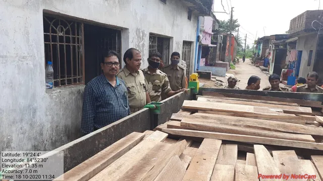 ବ୍ରହ୍ମପୁର : ଦୁଇ ଗାଁରେ ବନବିଭାଗର ଚଢଉ; ପରିତ୍ୟକ୍ତ ଘରୁ ଲକ୍ଷାଧିକ ଟଙ୍କାର ଶାଳ, ଶାଗୁଆନ୍‌ କାଠ ଜବତ