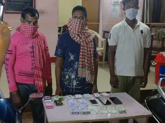 ସ୍କୁଲ ଘର ପାଲଟିଛି ଜୁଆଖେଳ ଆଡ୍ଡାସ୍ଥଳୀ: ୩ ଗିରଫ, ୧୭ ହଜାର ୭ ଶହ ଟଙ୍କା ଜବତ