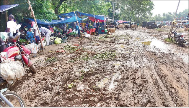 କାଦୁଅ ପଚପଚ ରାଜଧାନୀର ୧ ନମ୍ବର ହାଟ