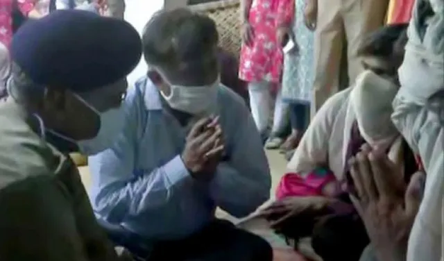 ଗଣମାଧ୍ୟମ ପ୍ରତିନିଧିଙ୍କୁ ପ୍ରବେଶ ଅନୁମତି, ପୀଡ଼ିତା ପରିବାରକୁ ଭେଟିଲେ ରାଜ୍ୟ ପୁଲିସ ମୁଖ୍ୟ