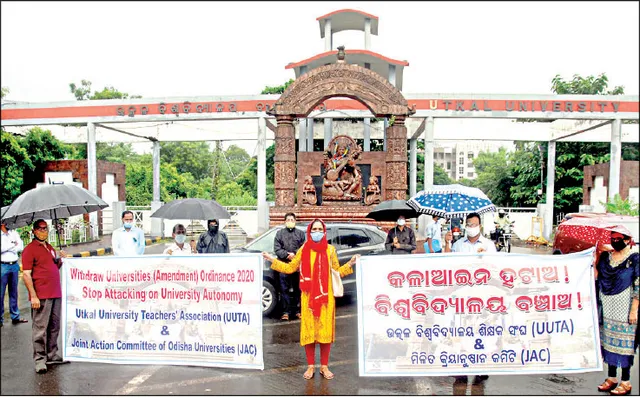 ବିଶ୍ୱବିଦ୍ୟାଳୟ (ସଂଶୋଧିତ) ଅଧ୍ୟାଦେଶକୁ ନେଇ ପ୍ରଫେସରଙ୍କ ଆହ୍ବାନ ‘କଳା ଆଇନ ହଟାଅ, ବିଶ୍ବବିଦ୍ୟାଳୟ ବଞ୍ଚାଅ’