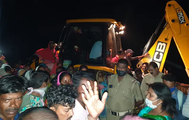 ରାସ୍ତାକଟାକୁ ନେଇ ଗ୍ରାମବାସୀଙ୍କ ଦ୍ବାରା ତହସିଲଦାର ଅଟକ, ମରାମତି ପ୍ରତିଶ୍ରୁତି ପରେ ଛାଡିଲେ