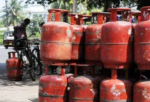 ବାରିପଦାରେ ଚାଲିଛି ଘରୋଇ ଗ୍ୟାସ୍‌ ସିଲିଣ୍ଡର କଳାବଜାରୀ, ୩୩ ଗ୍ୟାସ୍‌ ସିଲିଣ୍ଡର ଜବତ