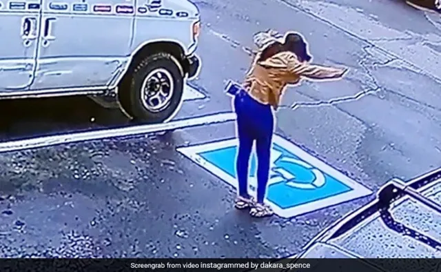 ଦେଖନ୍ତୁ ଚାକିରି ପାଇବା ଖୁସିରେ କାର୍ଯ୍ୟାଳୟ ବାହାରେ କିପରି ମନଖୋଲି ନାଚୁଛନ୍ତି ଯୁବତୀ